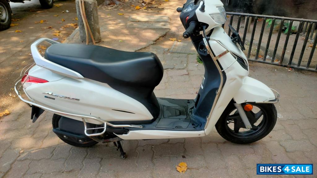 White Honda Activa 6G H-smart