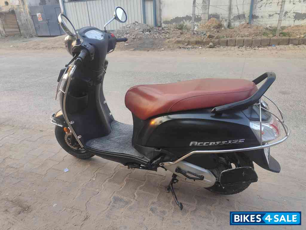 Black Suzuki Access 125 Special Edition BS6