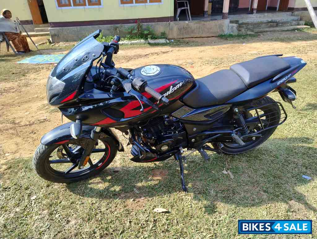 Bajaj Pulsar 220F BS6