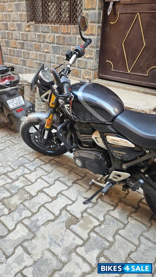 Phantom Black Triumph Speed 400