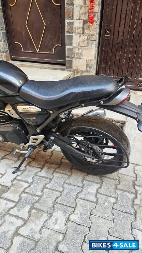 Phantom Black Triumph Speed 400