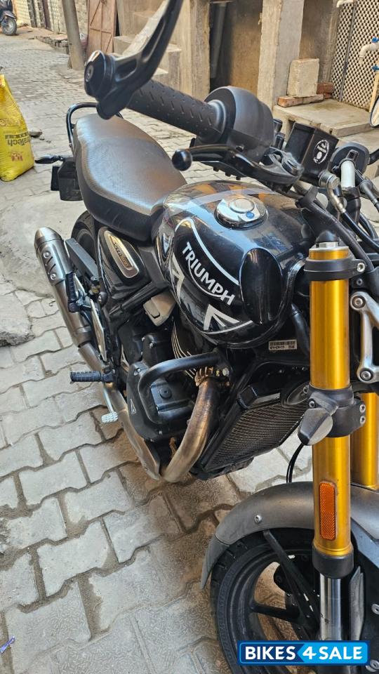 Phantom Black Triumph Speed 400