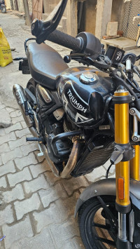 Phantom Black Triumph Speed 400