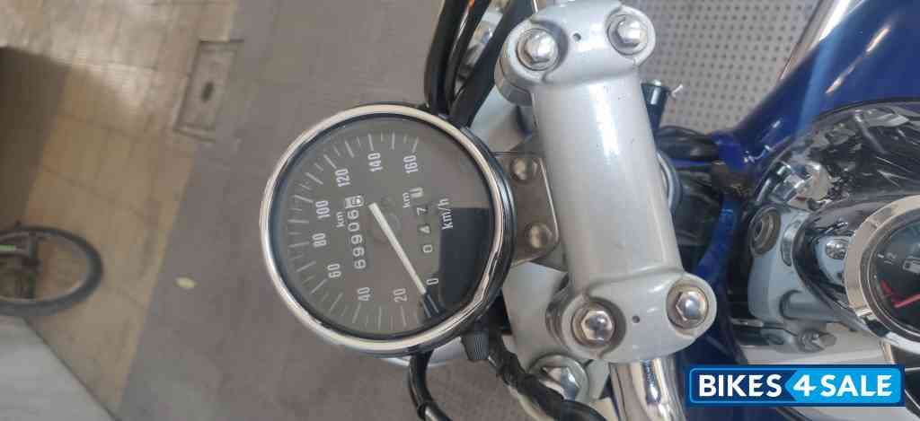 Blue Bajaj Avenger 220 DTS-i