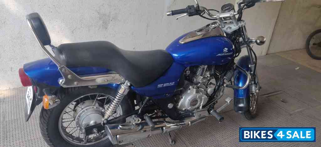 Blue Bajaj Avenger 220 DTS-i