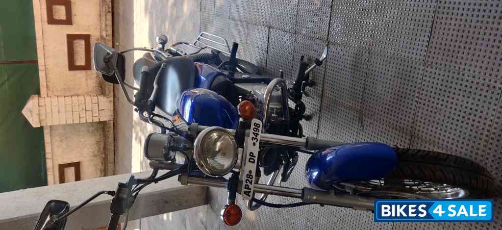 Blue Bajaj Avenger 220 DTS-i