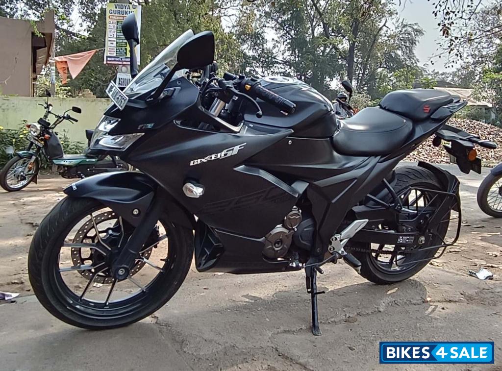 Matt Black Suzuki Gixxer SF 250