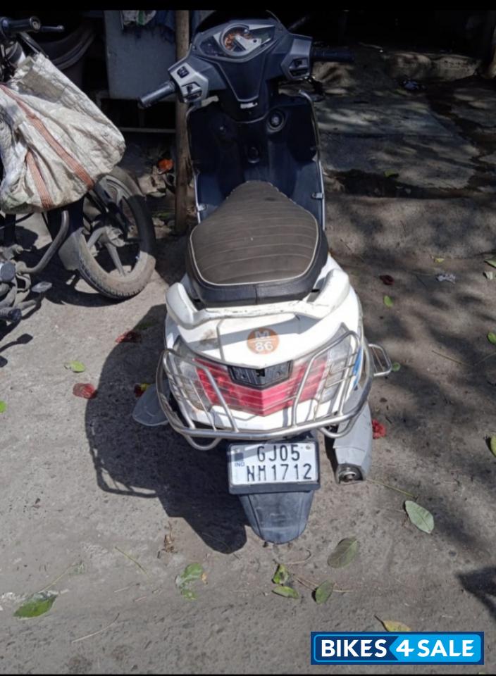 White Hero Maestro Edge 125