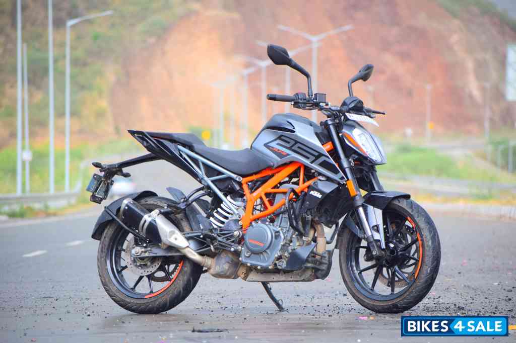 Silver Matt KTM Duke 250 2022