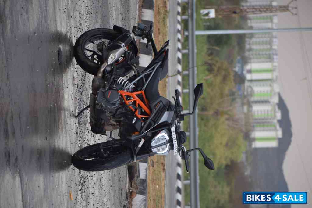 Silver Matt KTM Duke 250 2022