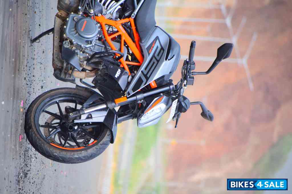 Silver Matt KTM Duke 250 2022