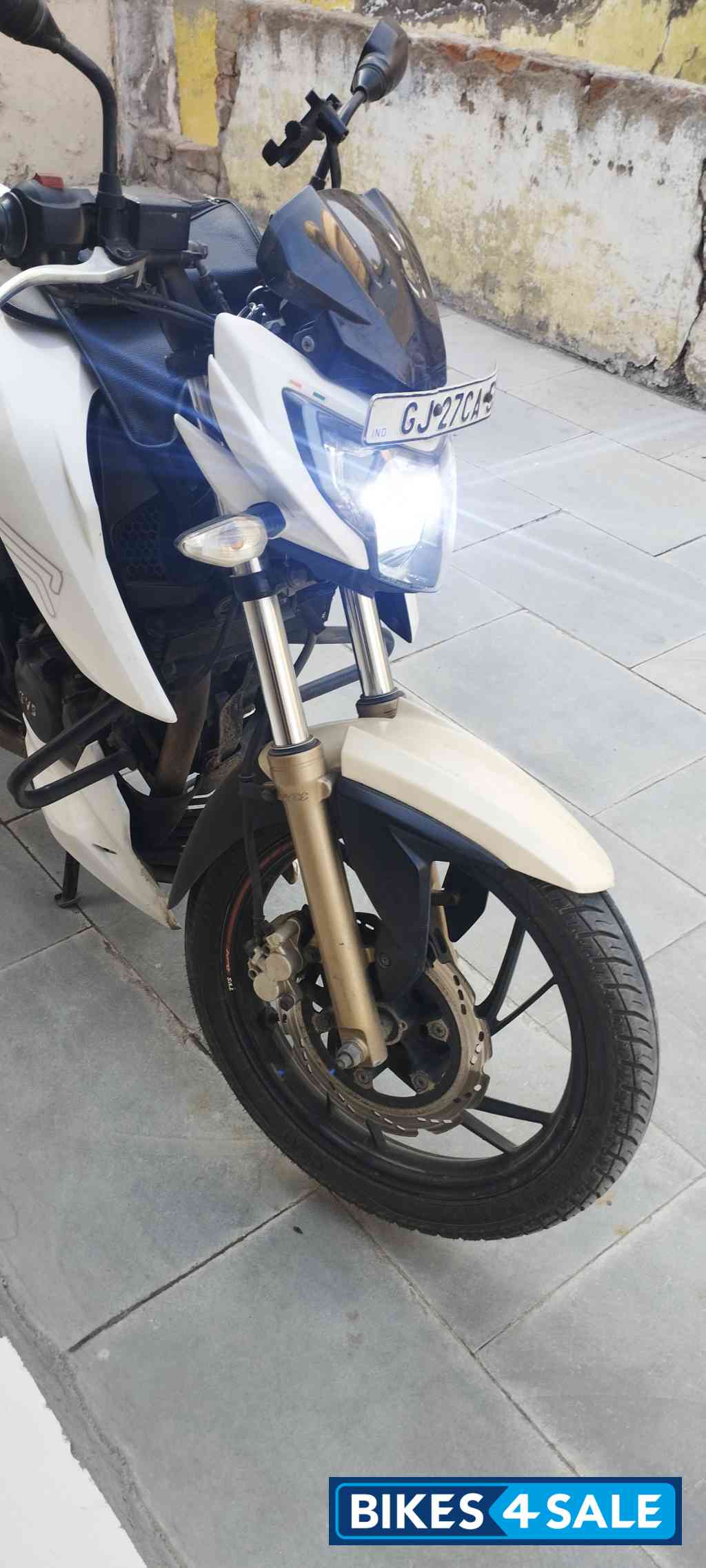 White TVS Apache RTR 200 4V