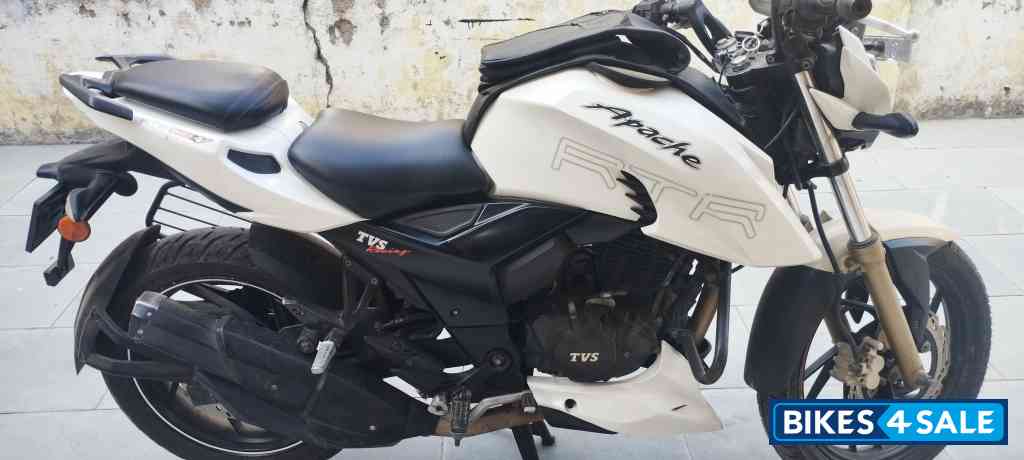 White TVS Apache RTR 200 4V