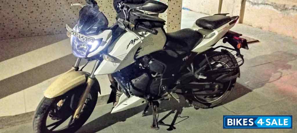 White TVS Apache RTR 200 4V
