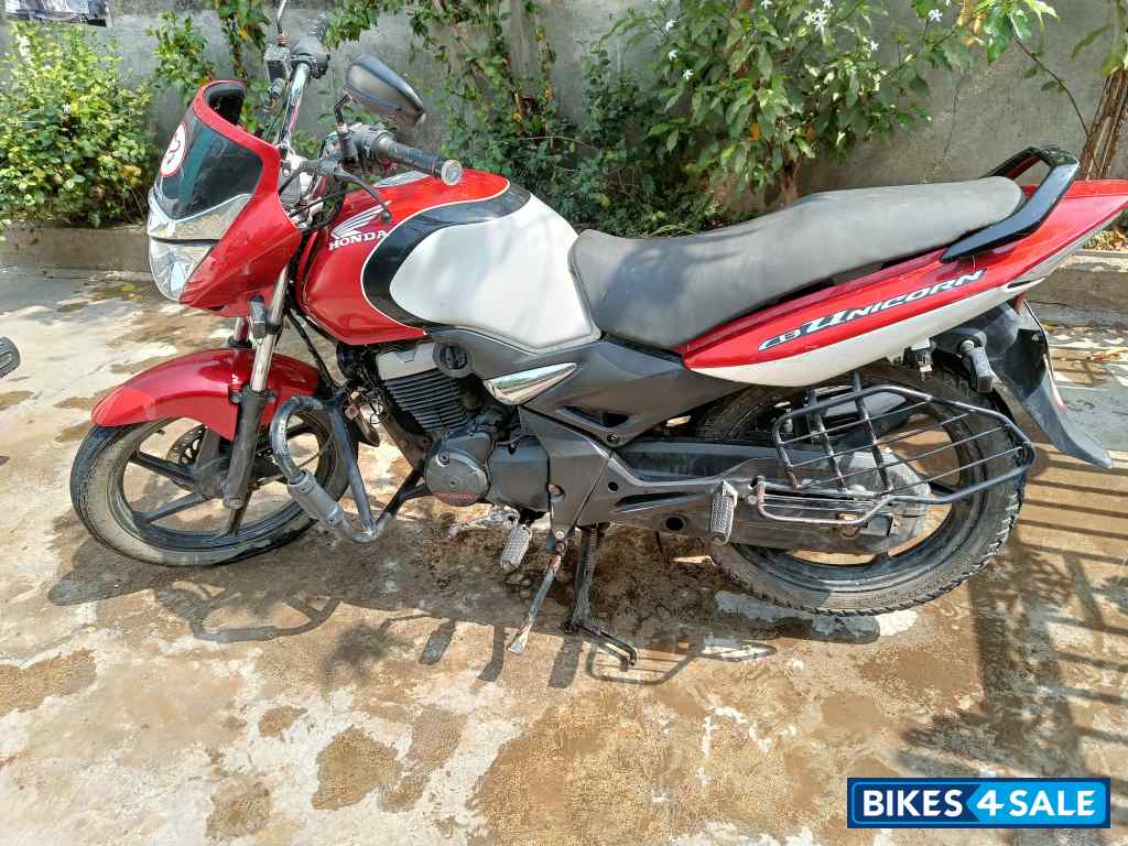 Imperial Red Metallic Honda CB Unicorn