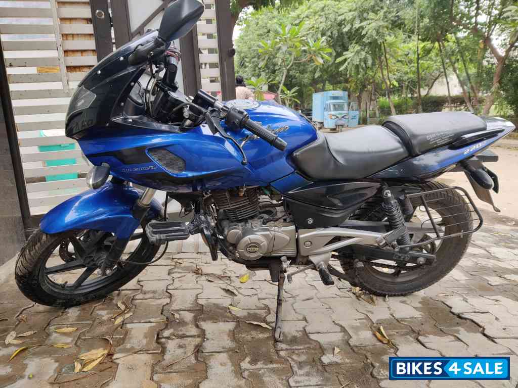 Bajaj Pulsar 220F
