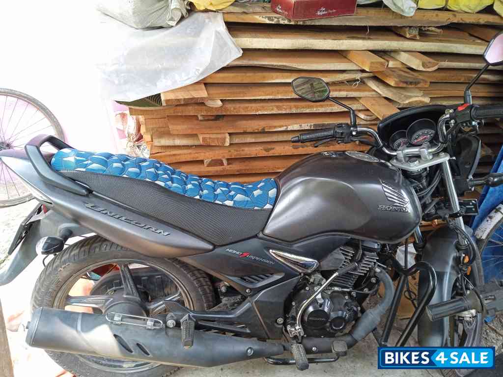 Gray Honda Unicorn 160 BS6