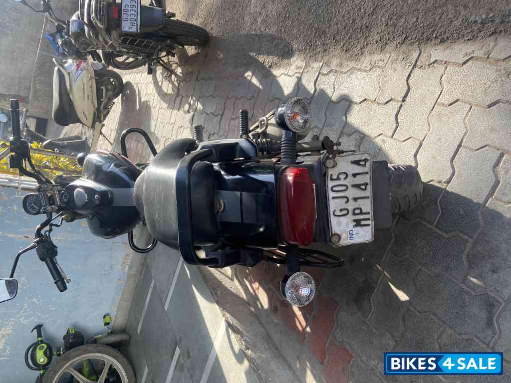 Black Bajaj Avenger Street 220