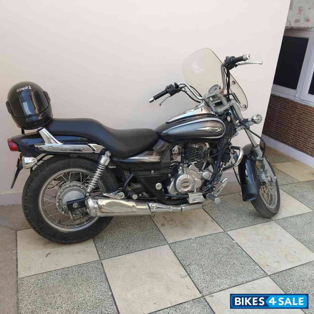 Black Bajaj Avenger Cruise 220