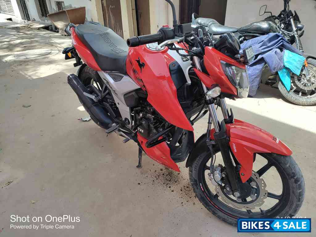 Red TVS Apache RTR 160 4V