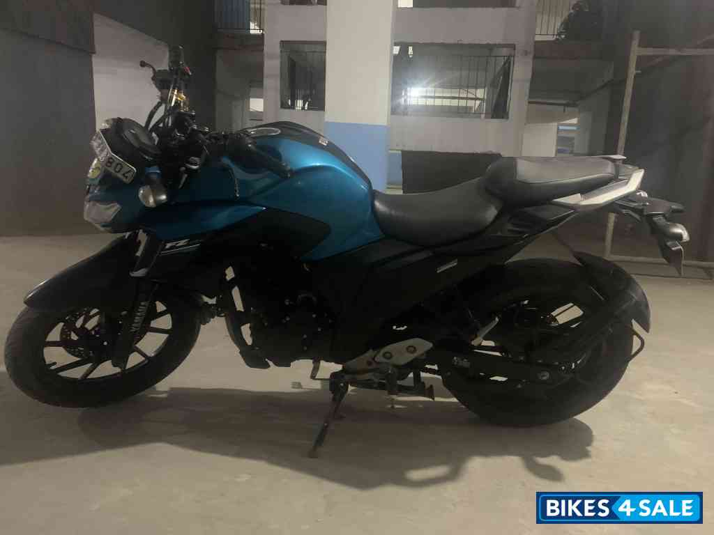 Cyan Blue Yamaha FZ25