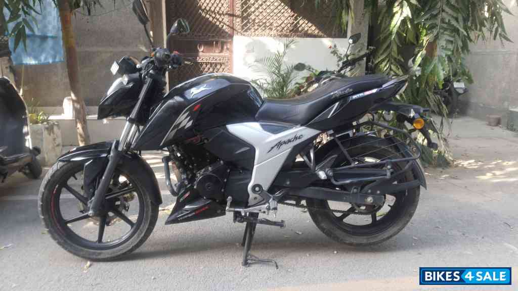 Black TVS Apache RTR 160 4V BS6