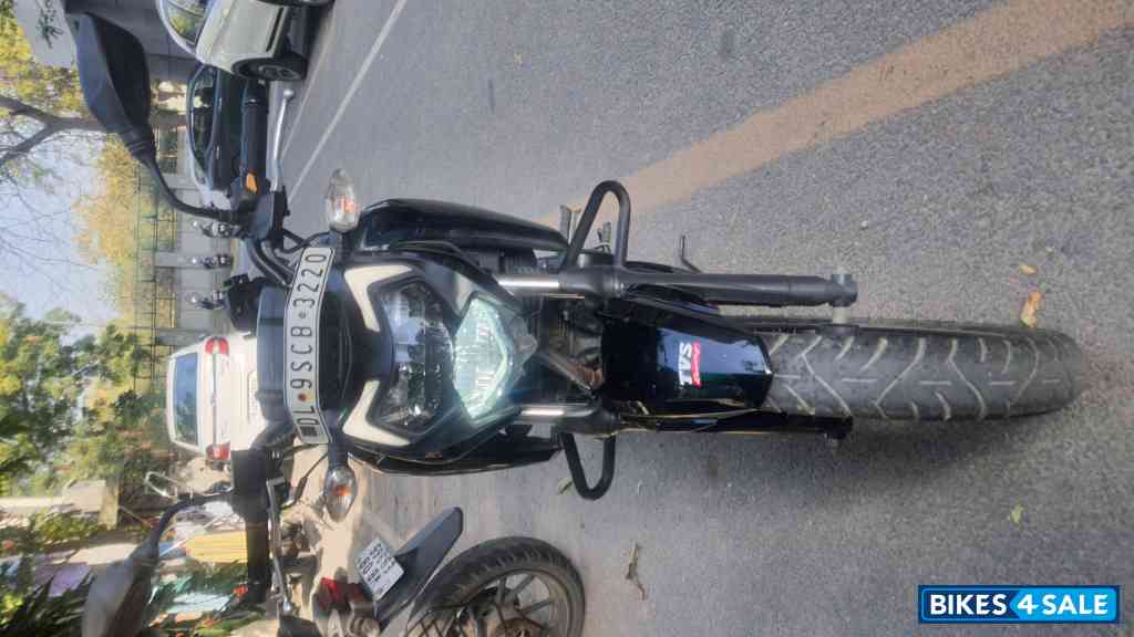 Black TVS Apache RTR 160 4V BS6