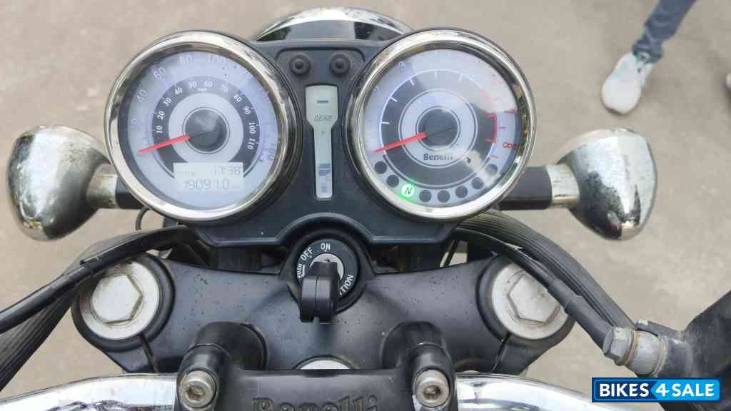 Red Benelli Imperiale 400 BS6