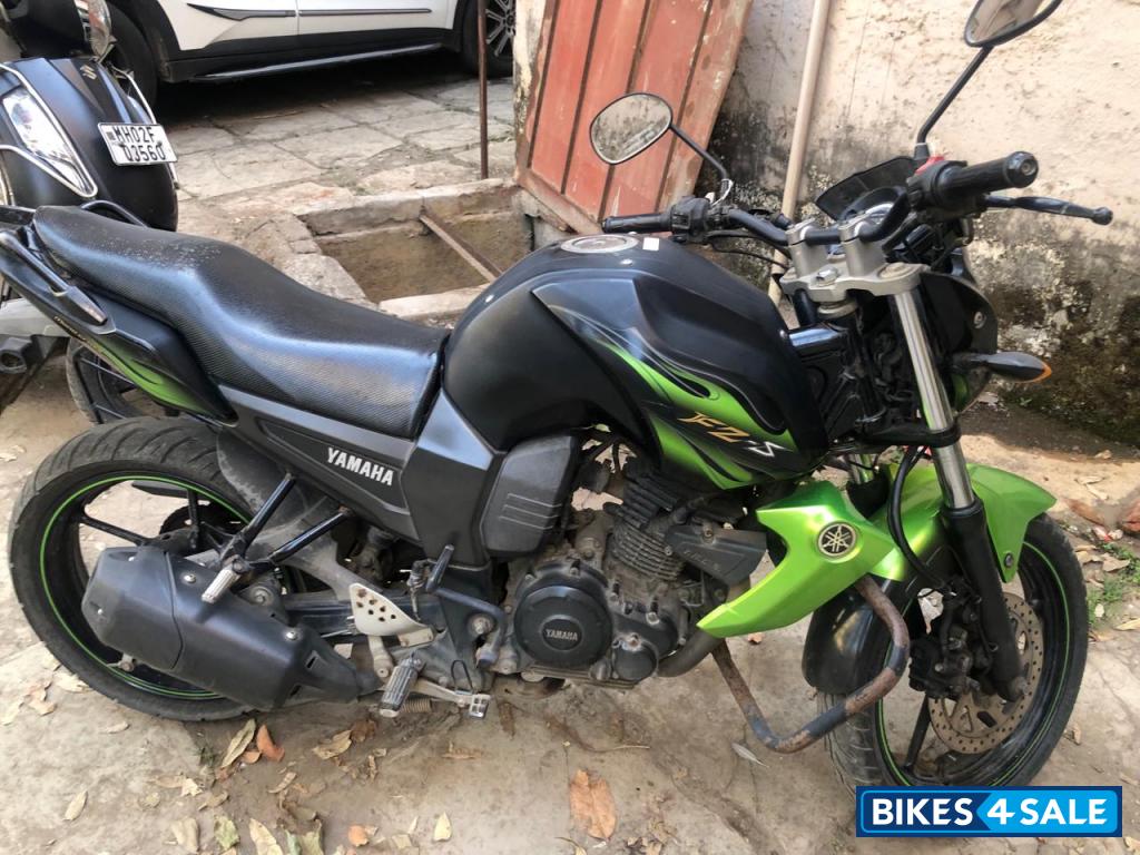 Green And Black Yamaha FZ