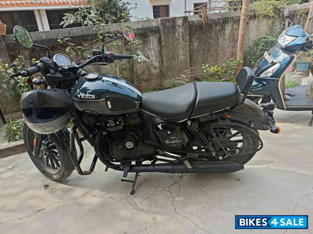 Yezdi Roadster Dual Tone