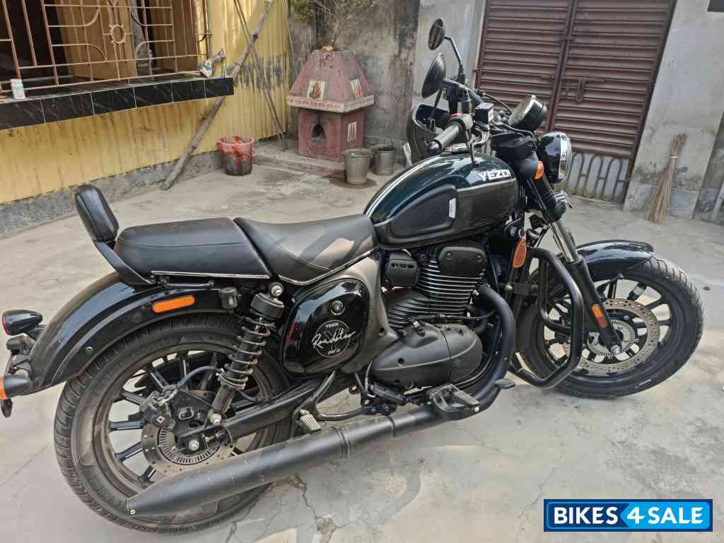 Yezdi Roadster Dual Tone