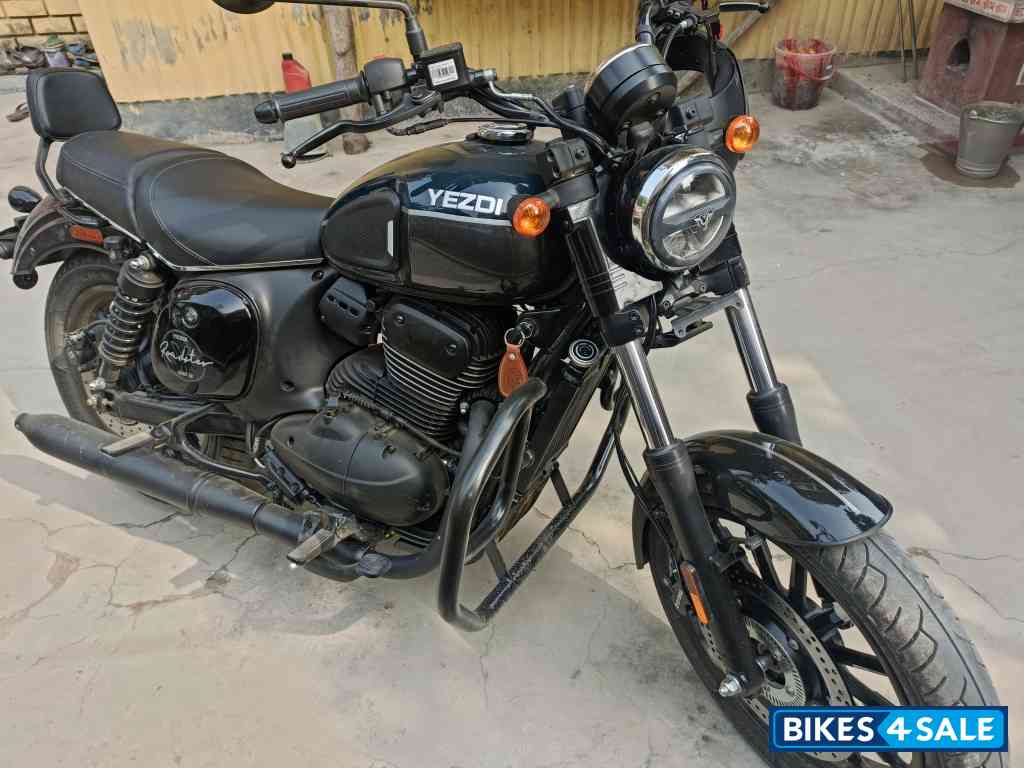 Yezdi Roadster Dual Tone