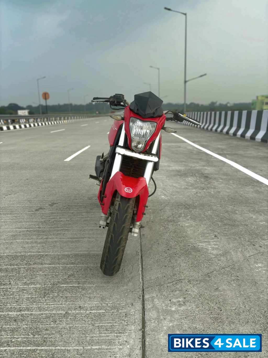 Red Benelli TNT 25
