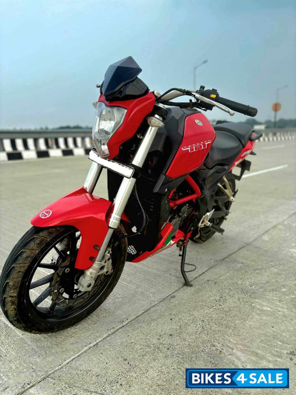Red Benelli TNT 25