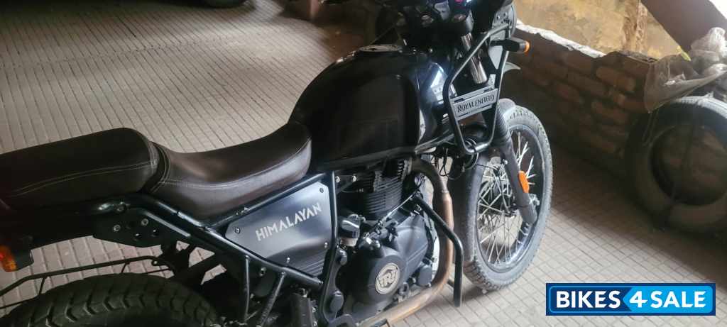 Black Royal Enfield Himalayan 2021