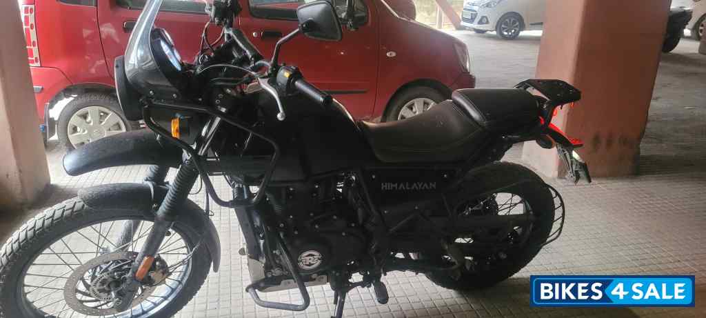 Black Royal Enfield Himalayan 2021