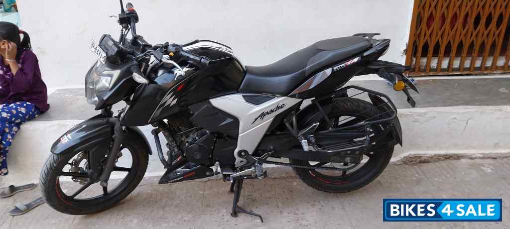 Black TVS Apache RTR 160 4V BS6