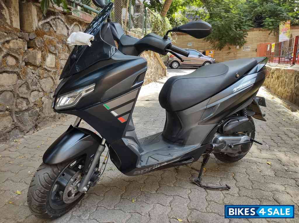 Black Aprilia SXR 160