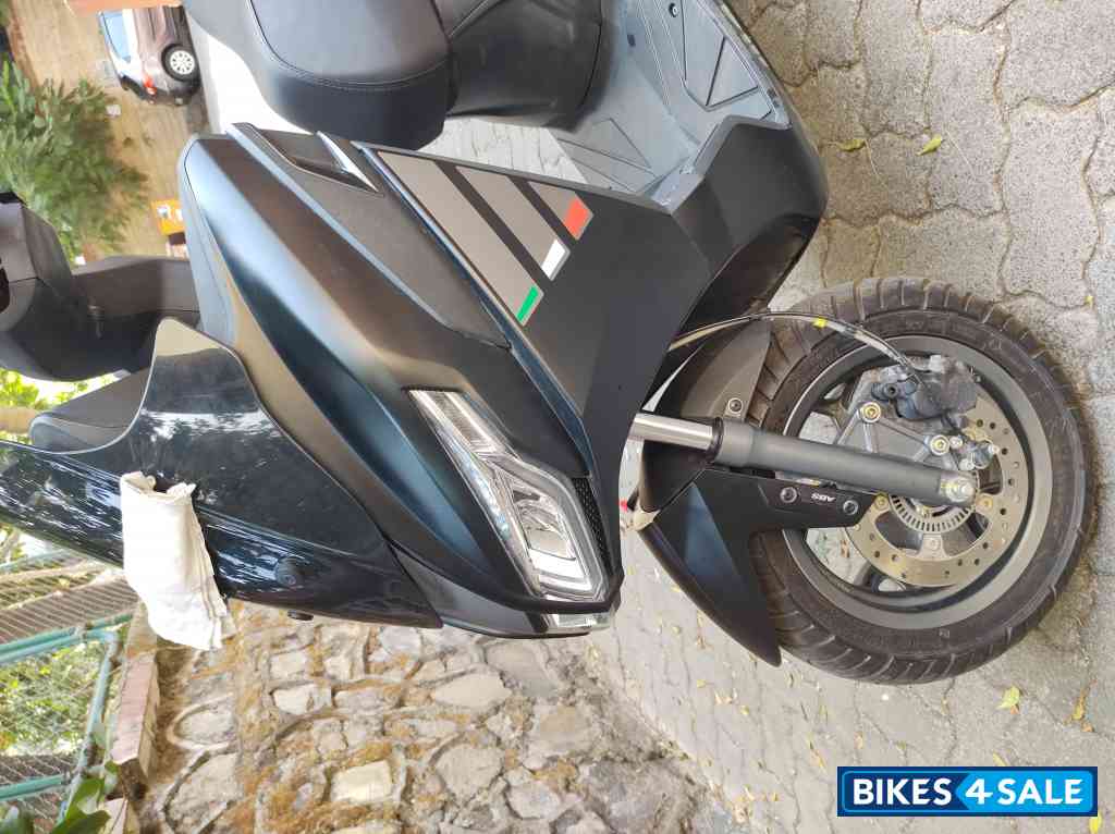 Black Aprilia SXR 160