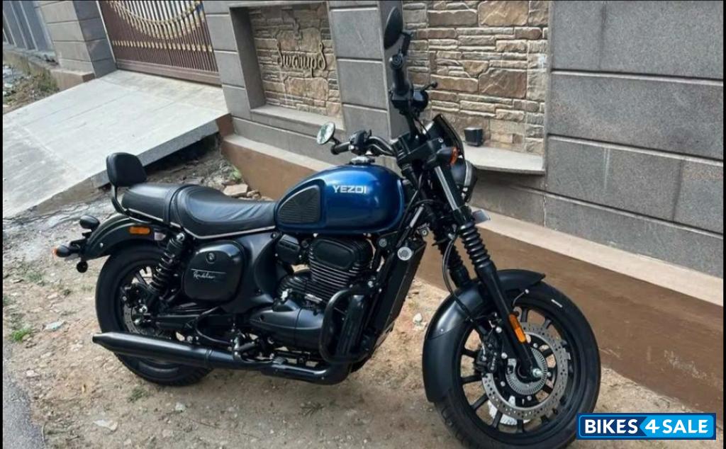 Jawa  Yezdi Roadster Blue