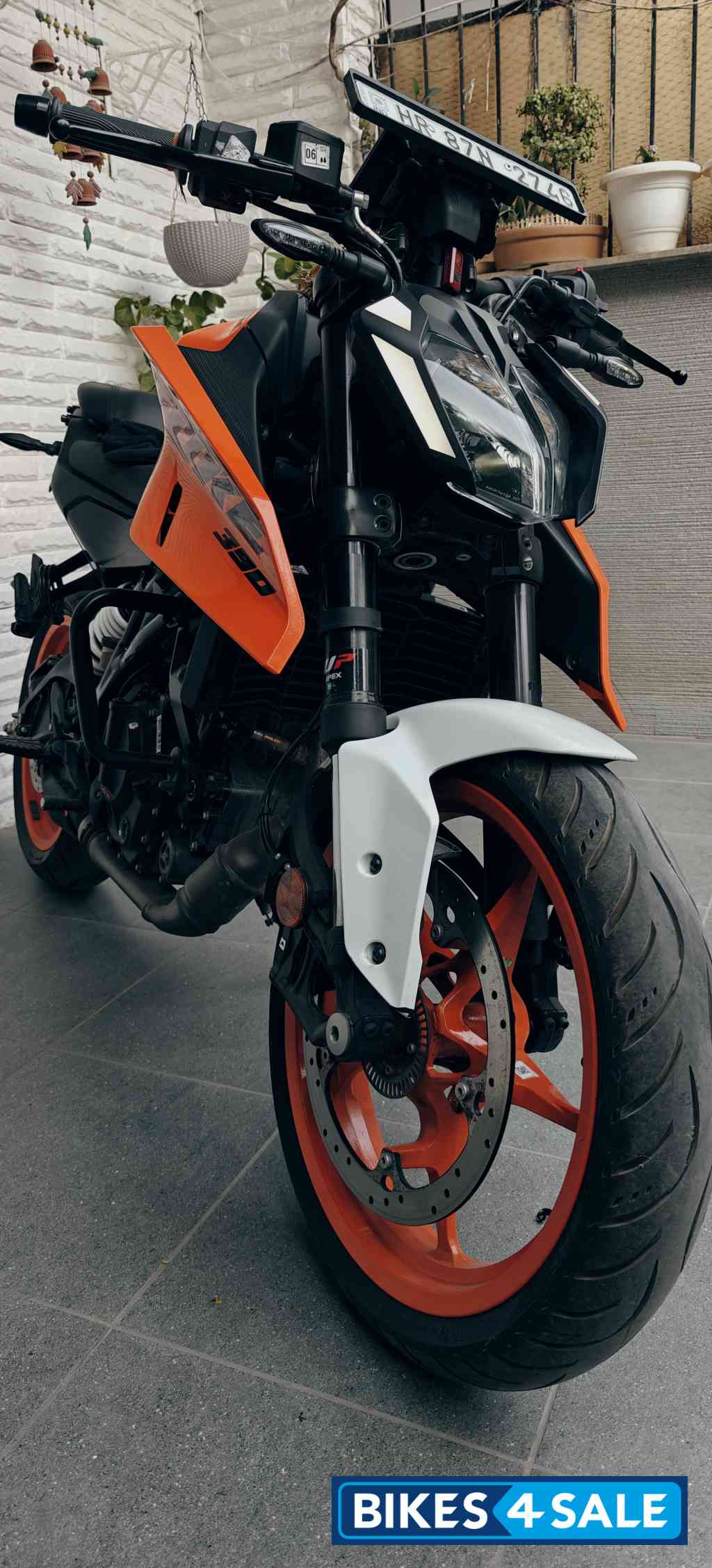 Ceramic White KTM Duke 250 2024