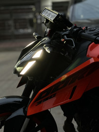 Ceramic White KTM Duke 250 2024