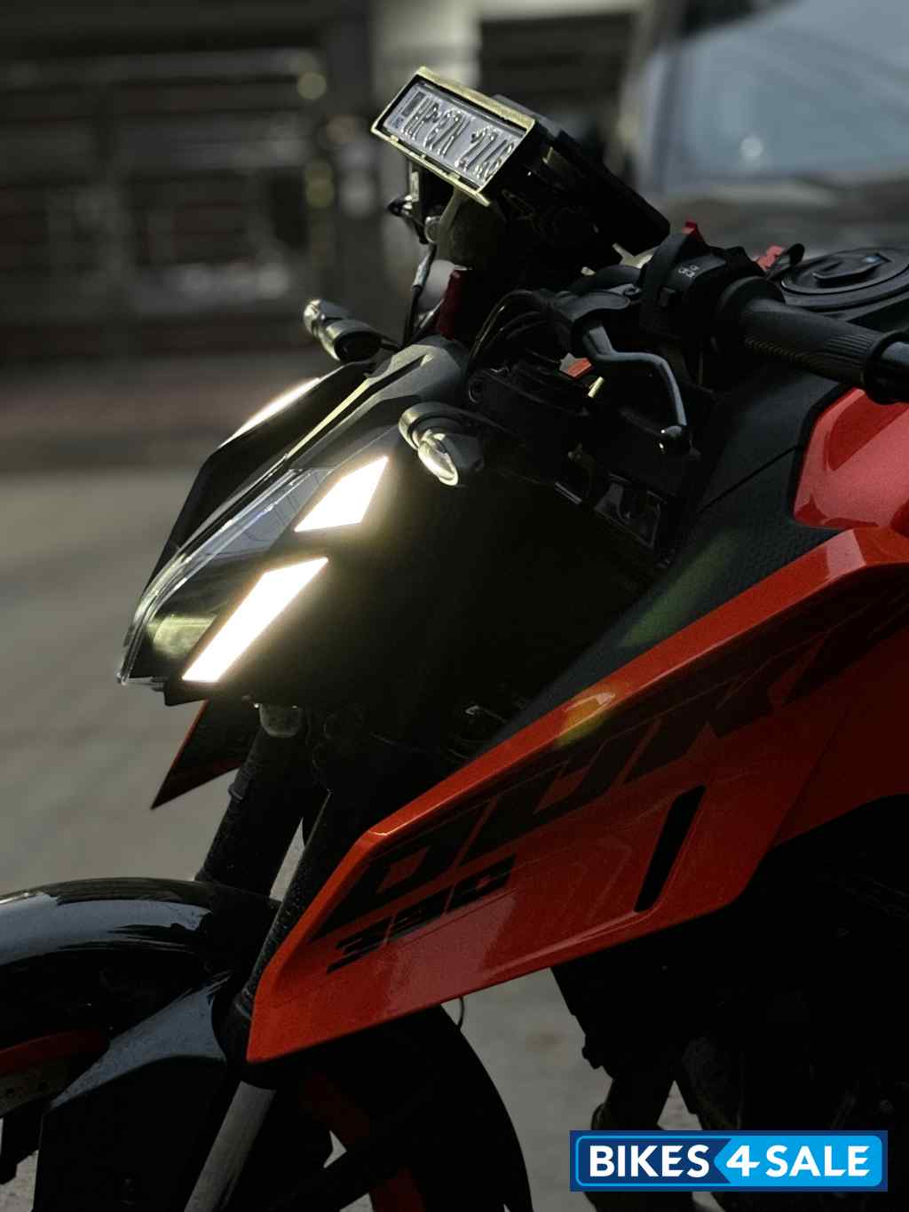 Ceramic White KTM Duke 250 2024