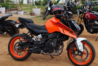 Ceramic White KTM Duke 250 2024