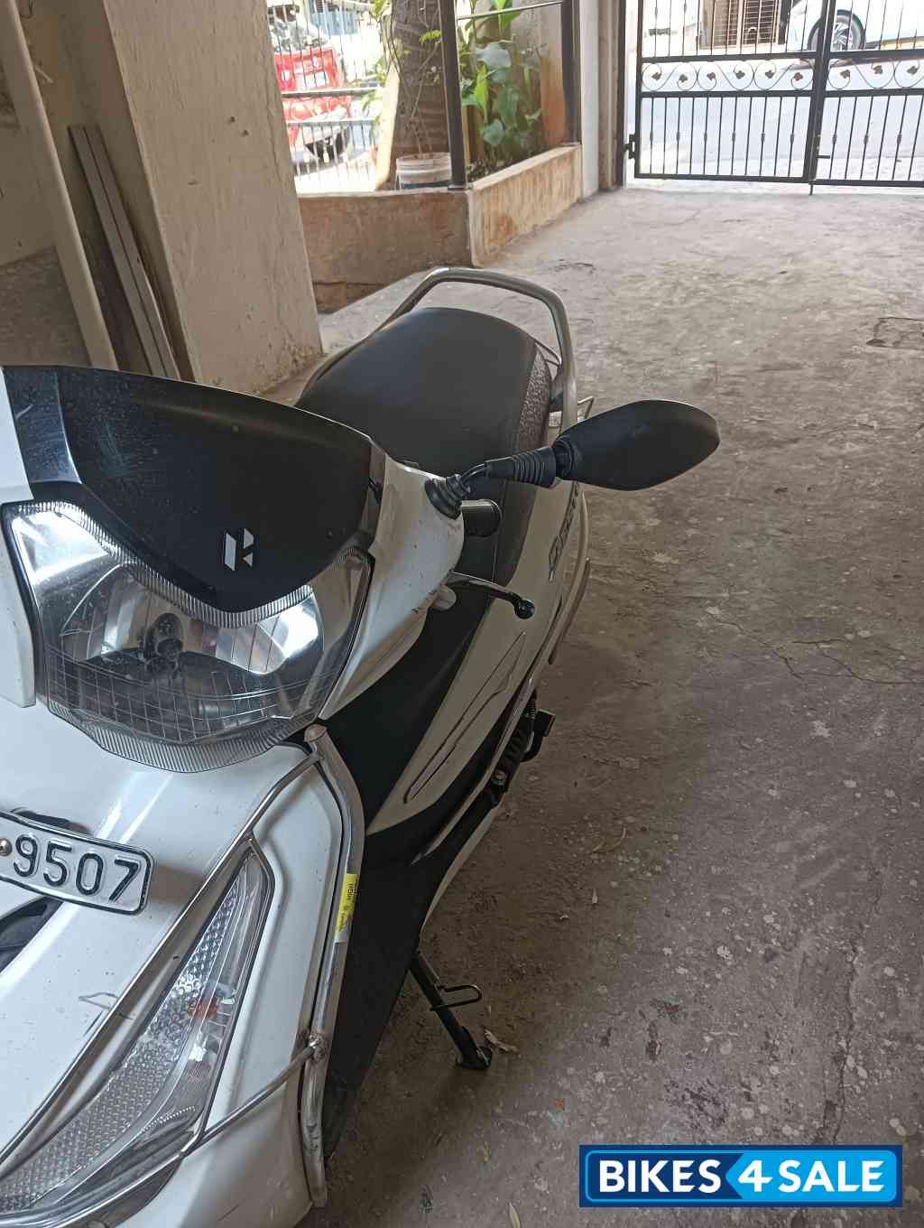 White Hero Destini 125 BS6