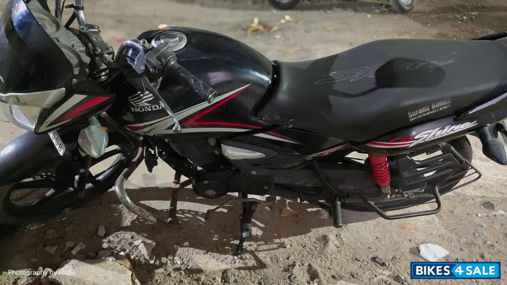 Black And Red Honda Shine 125 Disc