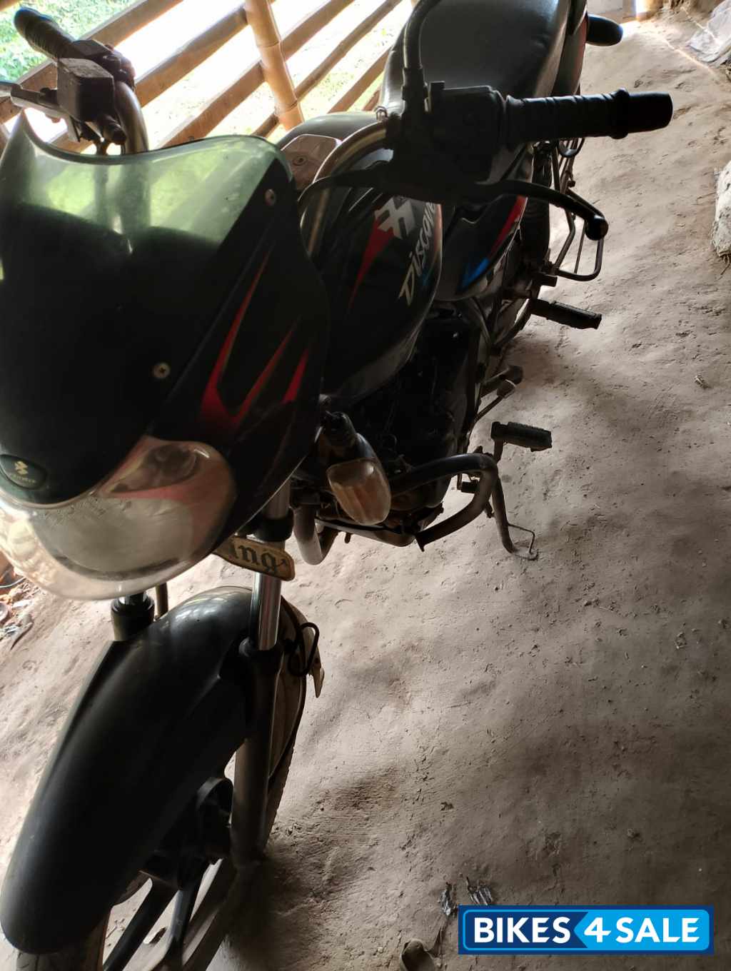 Black Bajaj Discover DTSi 135