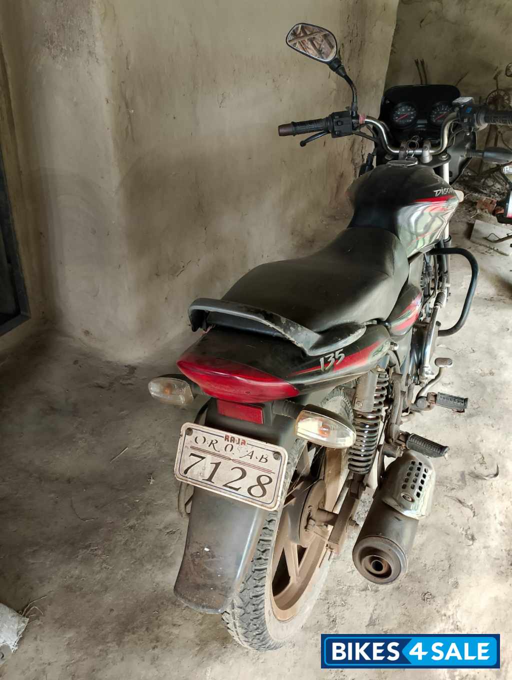 Black Bajaj Discover DTSi 135