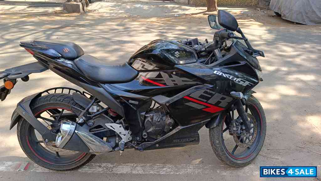 Black Suzuki Gixxer SF BS6