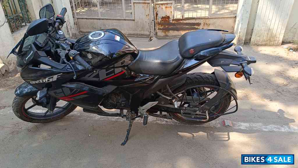 Black Suzuki Gixxer SF BS6